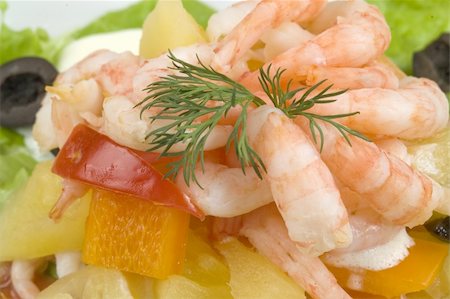 Prawn salad. Simple and healthy salad of shrimp, mixed greens, red  pepper and olive. Stockbilder - Microstock & Abonnement, Bildnummer: 400-04520441