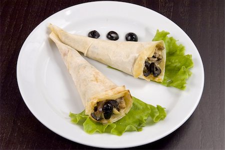 Pancakes with mushrooms, olives and green salad. Stockbilder - Microstock & Abonnement, Bildnummer: 400-04520442