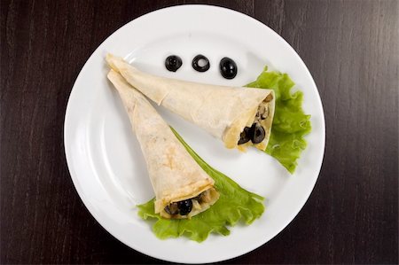 Pancakes with mushrooms, olives and green salad. Stockbilder - Microstock & Abonnement, Bildnummer: 400-04520443