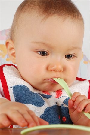 eating baby girl Photographie de stock - Aubaine LD & Abonnement, Code: 400-04520951