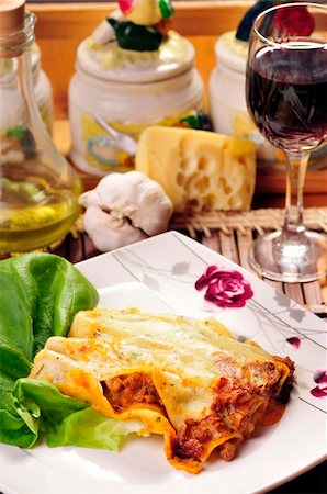 Cannelloni dishes from the Italian restaurant Foto de stock - Super Valor sin royalties y Suscripción, Código: 400-04521139