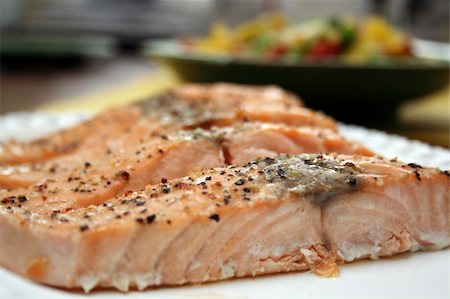 pontuse (artist) - Salmon fillets baked in oven served with vegetables Stockbilder - Microstock & Abonnement, Bildnummer: 400-04521341