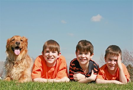 simsearch:400-04523345,k - Three Boys and a Dog on Top of a Hill Foto de stock - Super Valor sin royalties y Suscripción, Código: 400-04521546