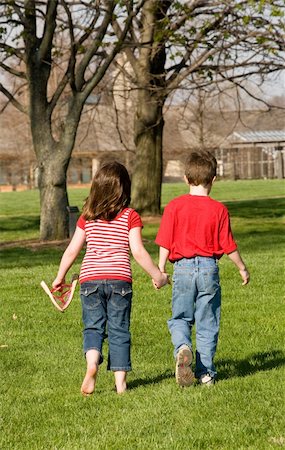 simsearch:400-04523345,k - Little Friends Holding Hands Taking a Walk Foto de stock - Super Valor sin royalties y Suscripción, Código: 400-04523345