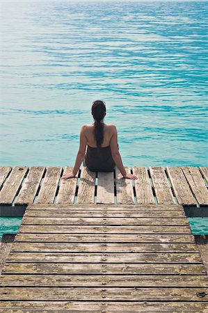 simsearch:400-04634653,k - Woman sitting on wooden pier, contemplating a turquoise lake. Fotografie stock - Microstock e Abbonamento, Codice: 400-04523555