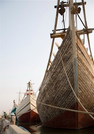 Makassar schooners (pinisi) in Sunda Kelapa, the old port of Jakarta, Indonesia Foto de stock - Super Valor sin royalties y Suscripción, Código: 400-04534047