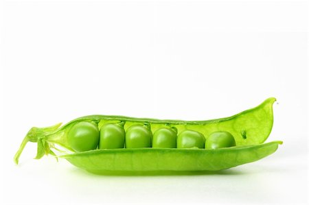 simsearch:400-04785141,k - peas isolated on white background macro close up Stock Photo - Budget Royalty-Free & Subscription, Code: 400-04534111