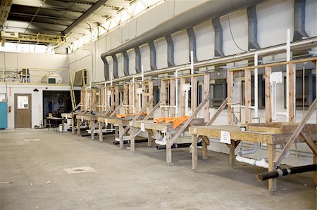 estintore - Plumbing work stations in a technical trade school.  Great background for industrial setting.  (focus on the nearest workbench) Fotografie stock - Microstock e Abbonamento, Codice: 400-04534359