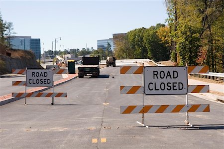 simsearch:400-03931532,k - A new bridge with road closed signs Foto de stock - Super Valor sin royalties y Suscripción, Código: 400-04534564