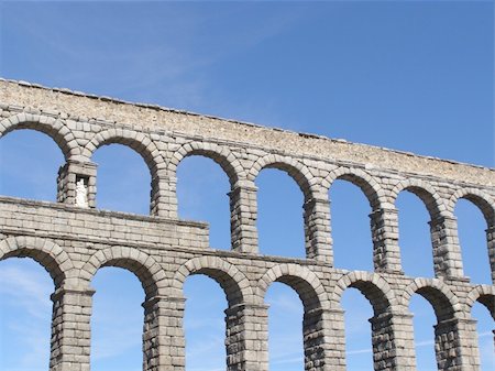 segovia - Segovia aqueduct, Spain ancient arcs Foto de stock - Super Valor sin royalties y Suscripción, Código: 400-04534632