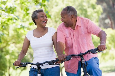 Senior couple on cycle ride in countryside Foto de stock - Super Valor sin royalties y Suscripción, Código: 400-04534770