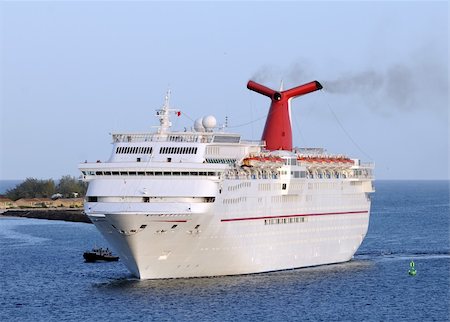 simsearch:400-07975148,k - Cruise ship entering the port of Nassau, Bahamas Foto de stock - Super Valor sin royalties y Suscripción, Código: 400-04535060