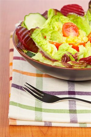 simsearch:400-04165864,k - Mediterranean salad with lettuce tomatoes cucumber and beet. Shallow depth of field Stockbilder - Microstock & Abonnement, Bildnummer: 400-04535699