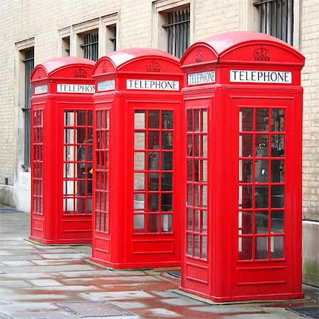 simsearch:400-05901575,k - A photography of three old red phone boxes in London Foto de stock - Super Valor sin royalties y Suscripción, Código: 400-04535760