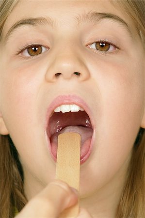 Young female child opening her mouth so the Doctor can examine her throat. Photographie de stock - Aubaine LD & Abonnement, Code: 400-04535827