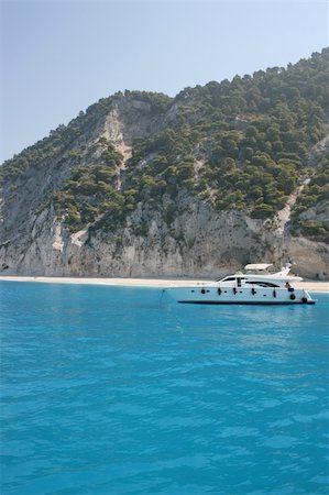 simsearch:400-05255037,k - Beautiful beach with blue water, boats and perfect waves on Lefkada Island in Greece Stockbilder - Microstock & Abonnement, Bildnummer: 400-04536268