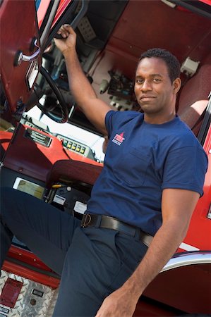 simsearch:400-04036437,k - A firefighter standing by the cab of a fire engine Foto de stock - Super Valor sin royalties y Suscripción, Código: 400-04536359
