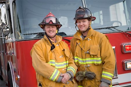 simsearch:400-04036437,k - Portrait of two firefighters by a fire engine Foto de stock - Super Valor sin royalties y Suscripción, Código: 400-04536366