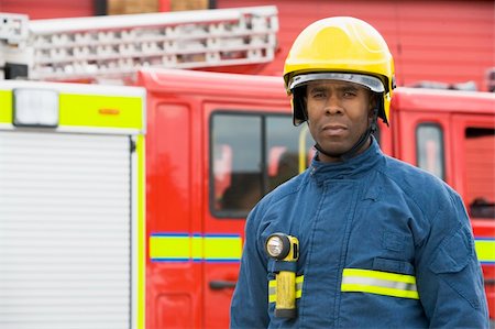 simsearch:400-04036456,k - Portrait of a firefighter standing in front of a fire engine Foto de stock - Royalty-Free Super Valor e Assinatura, Número: 400-04536457