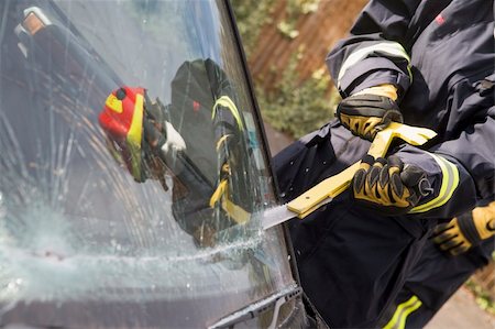 simsearch:400-04036456,k - Firefighters breaking a car windscreen to help a car crash victi Foto de stock - Royalty-Free Super Valor e Assinatura, Número: 400-04537069