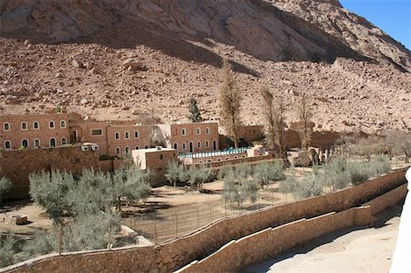 simsearch:862-03710933,k - The Greek Orthodox monastery of St. Catherine at the foot of Mount Sinai (2285 m) on the Sinai Peninsula, Egypt. People believe that Mount Sinai is the Biblical mountain were Moses received the Ten Commandments. The Monastery was found by the Byzantine Emperor Justinian in 542 AD on the place where the Biblical Burning Bush was growing. Now the St. Catherine’s Monastery is the oldest Christian mon Stockbilder - Microstock & Abonnement, Bildnummer: 400-04537088