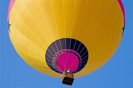 simsearch:400-07975717,k - Hot Air Balloon Against a Clear Blue Sky Foto de stock - Super Valor sin royalties y Suscripción, Código: 400-04537137