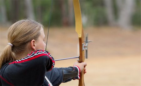 great image of a teenage girl doing archery Foto de stock - Super Valor sin royalties y Suscripción, Código: 400-04537153