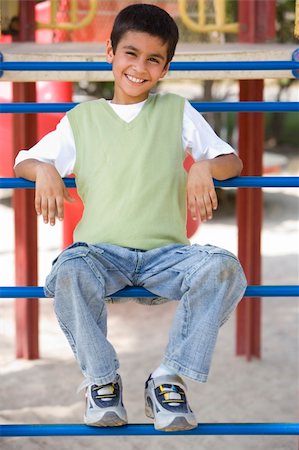 Boy sitting on climbing frame in playground Foto de stock - Super Valor sin royalties y Suscripción, Código: 400-04537331