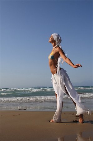 simsearch:400-04070917,k - woman standing on shoreline at the beach in Greece Foto de stock - Super Valor sin royalties y Suscripción, Código: 400-04537682
