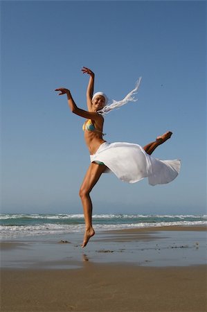 Beautiful young woman jumping on a beach in Greece Photographie de stock - Aubaine LD & Abonnement, Code: 400-04537683