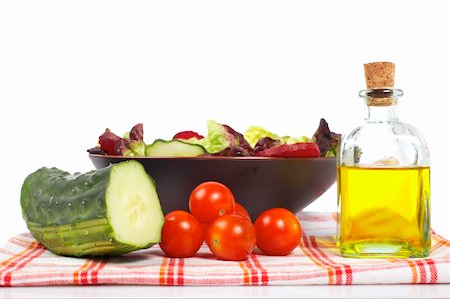 simsearch:400-05065763,k - Mediterranean salad with lettuce tomatoes cucumber oil and beet Stockbilder - Microstock & Abonnement, Bildnummer: 400-04538370