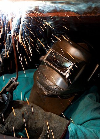 simsearch:632-03500560,k - a welder working at shipyard under vessel Photographie de stock - Aubaine LD & Abonnement, Code: 400-04538712