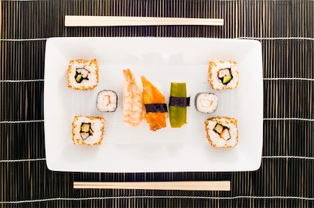 simsearch:400-04397537,k - a plate with different kinds of sushi Stockbilder - Microstock & Abonnement, Bildnummer: 400-04538982