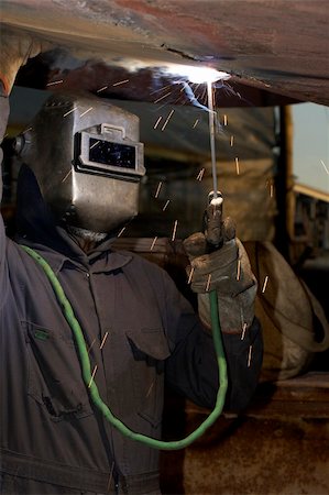 simsearch:632-03500560,k - a welder working at shipyard under vessel Photographie de stock - Aubaine LD & Abonnement, Code: 400-04539002