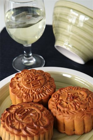simsearch:400-05754691,k - Lotus seed and mixed nut filled Chinese mooncakes for the Chinese lantern festival Foto de stock - Super Valor sin royalties y Suscripción, Código: 400-04539240