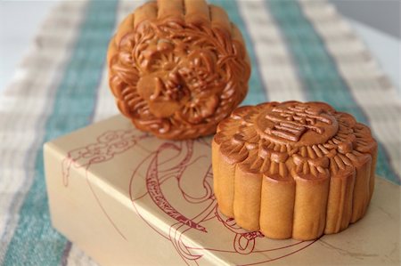 simsearch:400-07047172,k - Lotus seed, red bean and mixed nut filled mooncakes for the Chinese lantern festival Stockbilder - Microstock & Abonnement, Bildnummer: 400-04539242