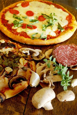 simsearch:400-04539943,k - Rustic mushroom and roasted garlic pizza on a vintage oak table Stockbilder - Microstock & Abonnement, Bildnummer: 400-04539943