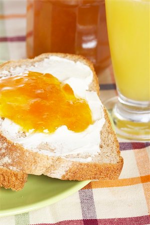 simsearch:400-05079087,k - Toast with butter and peach jam in the green plate with soft shadow on square mat background. Shallow depth of field Fotografie stock - Microstock e Abbonamento, Codice: 400-04530162