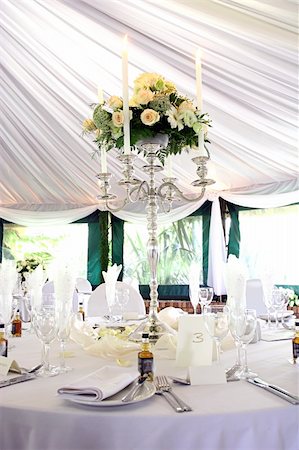 simsearch:400-04530176,k - Dinner table setting at a banquet with roses on a chandelier 2 Foto de stock - Super Valor sin royalties y Suscripción, Código: 400-04530176