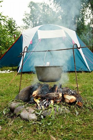 simsearch:400-07310113,k - kettle on a burning fire, and tourist tent Foto de stock - Super Valor sin royalties y Suscripción, Código: 400-04530268