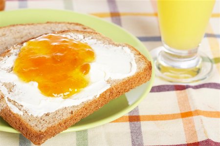 simsearch:400-05079087,k - Toast with butter and peach jam in the green plate with soft shadow on square mat background. Shallow depth of field Fotografie stock - Microstock e Abbonamento, Codice: 400-04530479