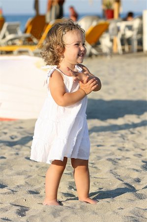 Beauty a little girl at beach in the sea Foto de stock - Super Valor sin royalties y Suscripción, Código: 400-04530997