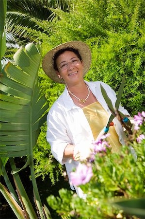 simsearch:400-04029831,k - Portrait of senior Italian woman gardening, looking at camera Fotografie stock - Microstock e Abbonamento, Codice: 400-04531021