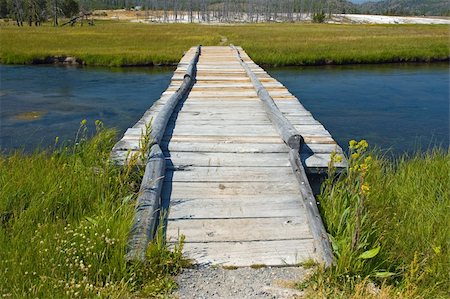 simsearch:6126-09204705,k - Wood bridge over river in Yellowstone National Park Foto de stock - Super Valor sin royalties y Suscripción, Código: 400-04531075