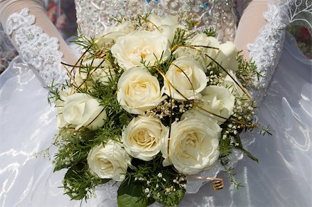 simsearch:400-04161888,k - white fine rose in wedding bouquet in hand Fotografie stock - Microstock e Abbonamento, Codice: 400-04531398