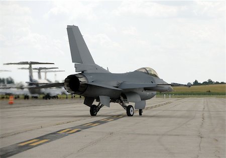 fuerza aérea - US Air Force F-16 jetfighter rear view Foto de stock - Super Valor sin royalties y Suscripción, Código: 400-04531450