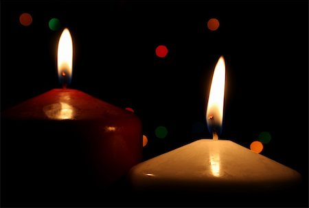 Two Christmas candles up close, with festive lights in the background. Stockbilder - Microstock & Abonnement, Bildnummer: 400-04531452