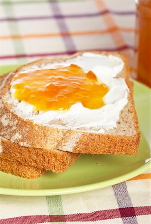 simsearch:400-05079087,k - Toast with butter and peach jam glass jar in the green plate with soft shadow on square mat background. Shallow depth of field Fotografie stock - Microstock e Abbonamento, Codice: 400-04532109