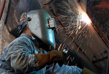 a metal welder busy at work Photographie de stock - Aubaine LD & Abonnement, Code: 400-04532288