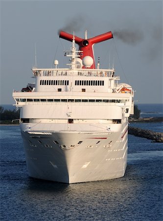 simsearch:400-07975148,k - Front view of cruise ship entering the port of Nassau, Bahamas Foto de stock - Super Valor sin royalties y Suscripción, Código: 400-04532441